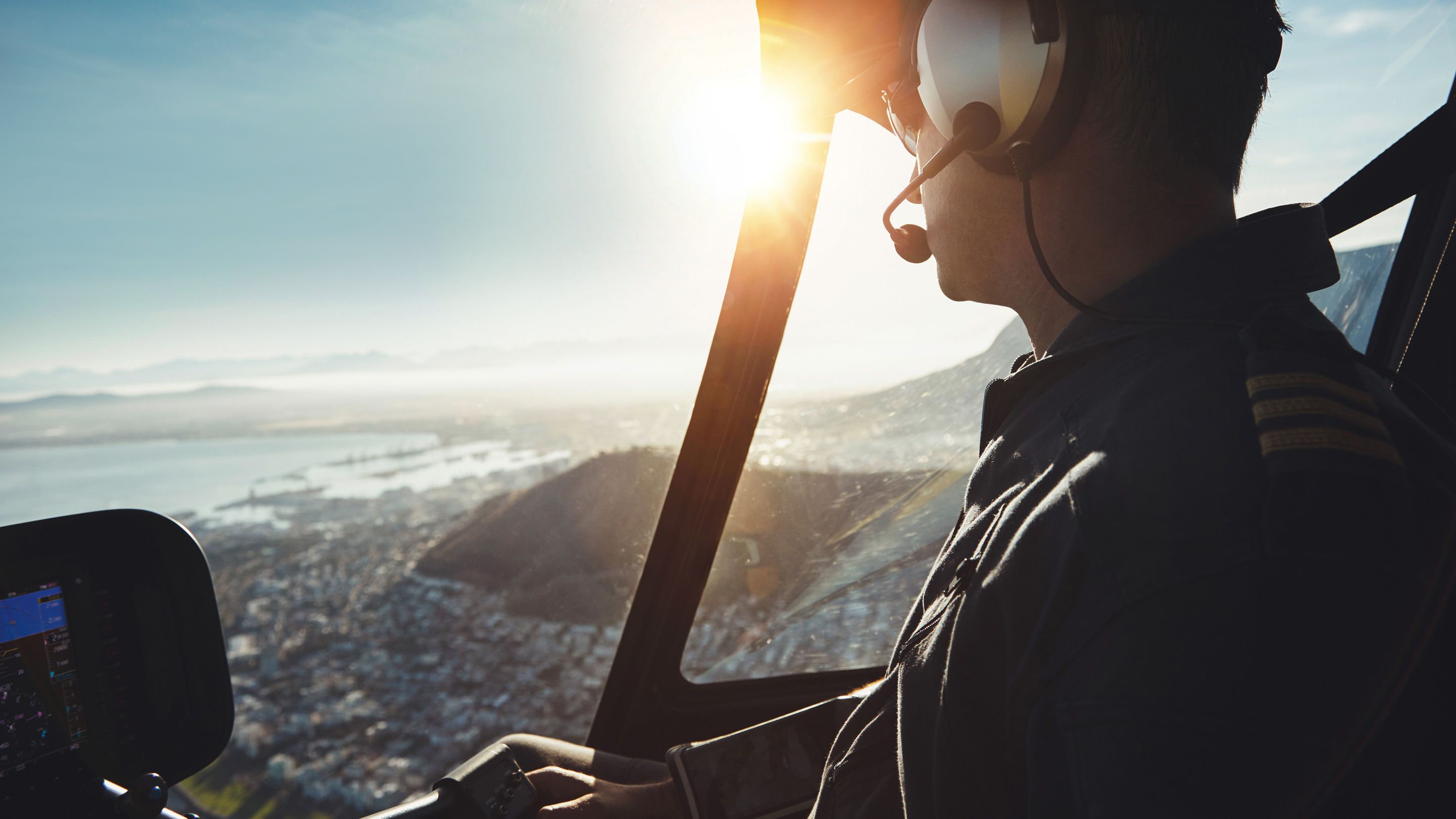 летчик улетел. два пилота. форма пилота миг-29. Pilot suit 50s. пилот со спины.